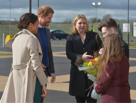 Le prince Harry et Meghan Markle lors de leur première visite en Irlande du Nord, accueillis par Karen Bradley MP.