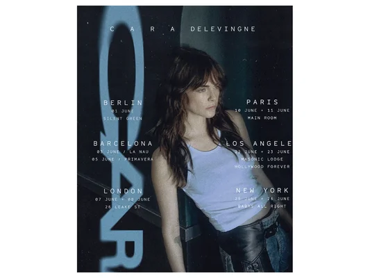 Affiche officielle annonçant la première tournée internationale de Cara Delevingne dans 11 villes.
