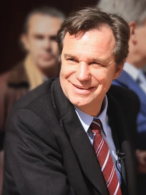 Renaud Muselier s'exprimant devant un microphone BFMTV en veste tricolore.