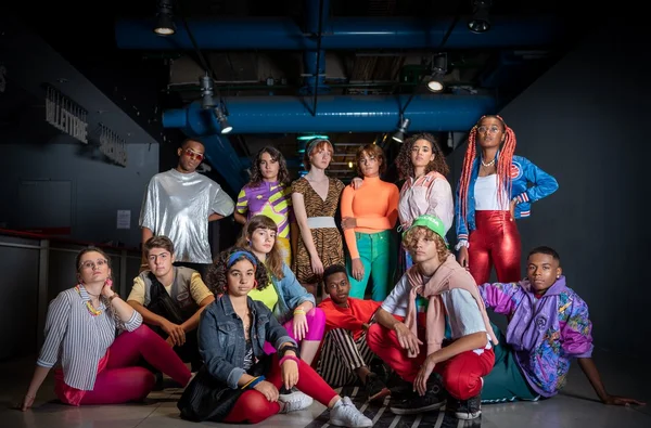 Portrait de groupe de jeunes usagers du Studio 13/16 dans un cadre industriel.