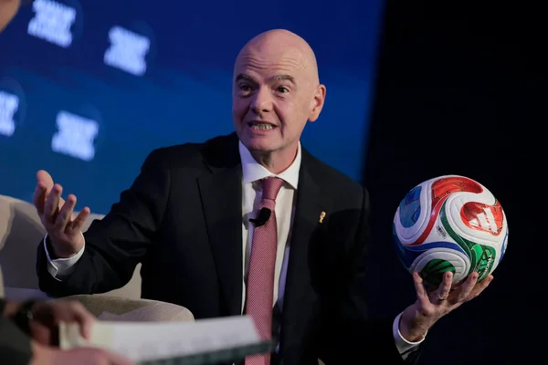 Le président de la FIFA, Gianni Infantino, évoquant le show de la mi-temps avec un ballon coloré à la main.