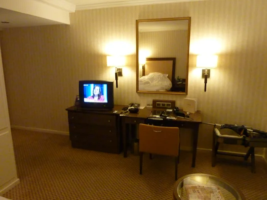 Aperçu de l'aménagement intérieur d'une chambre du Pullman Paris Tour Eiffel.