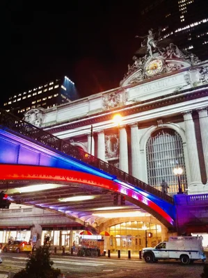 La gare Grand Central à New York la nuit, avec sa célèbre horloge et son architecture emblématique.