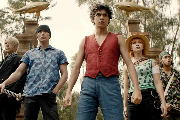 Les acteurs de One Piece live-action sur le tournage devant les sculptures de requins en pierre.