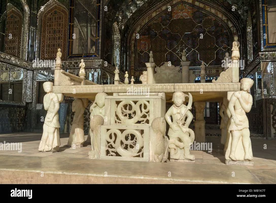 Vue d'ensemble du Trône de marbre (1751) et de son environnement aux miroirs au palais du Golestan.