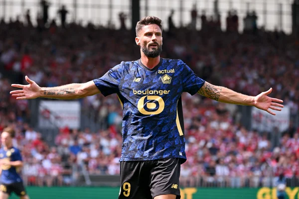 Olivier Giroud savourant son premier but avec le LOSC lors de son retour en Ligue 1.
