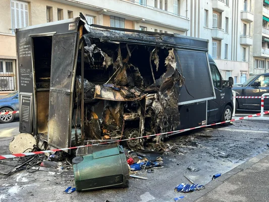 Le food truck noir d'Alexandre Mazzia totalement détruit par l'incendie à Marseille.
