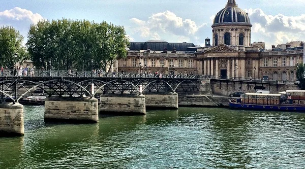 Le Pont des Arts et l'Institut de France à Paris.