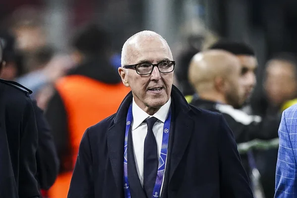 Frank McCourt en costume sur la pelouse du stade Vélodrome.