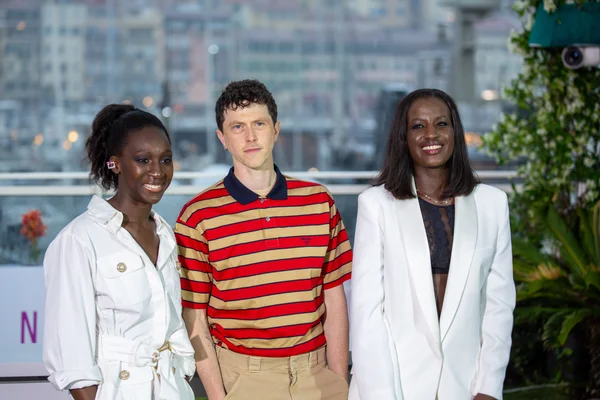 Hafsia Herzi en robe argentée sur le tapis rouge de Cannes.