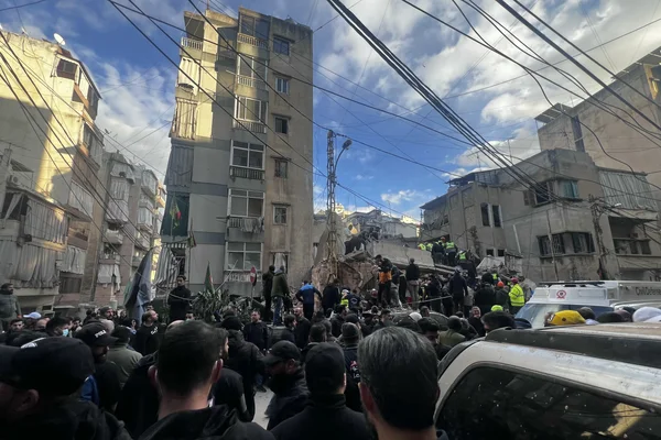 Secouristes et civils sur les lieux d'un immeuble effondré à Beyrouth après un bombardement israélien meurtrier en 2024.