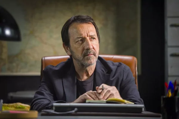 Représentation du commissaire Adamsberg, personnage flegmatique et désordonné créé par Fred Vargas.