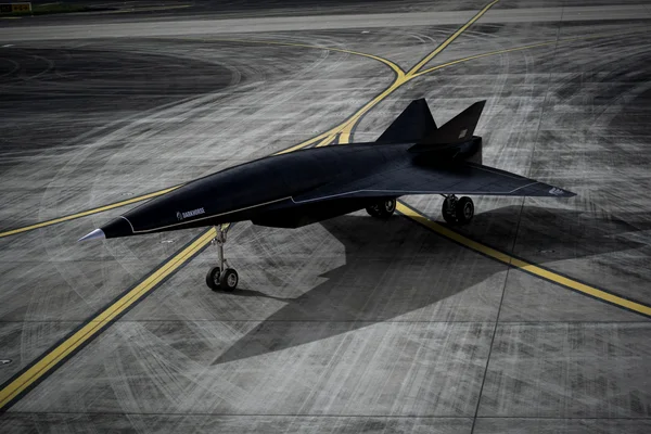 L'avion hypersonique autonome Darkhorse au sol sur le tarmac.