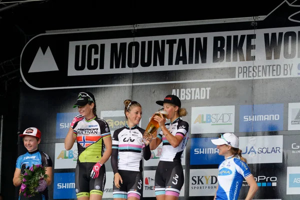 Pauline Ferrand-Prévôt sur le podium de la Coupe du monde de VTT à Albstadt en 2014.