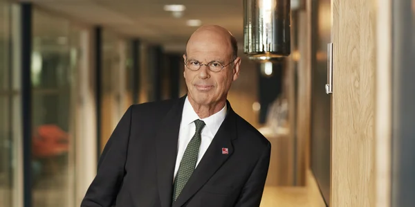 Éric Lombard dans un environnement moderne.