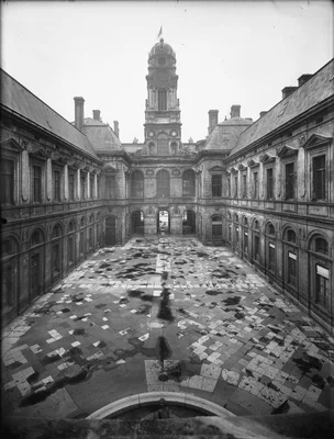 Vue historique en noir et blanc de la cour de l'Hôtel de ville de Lyon.
