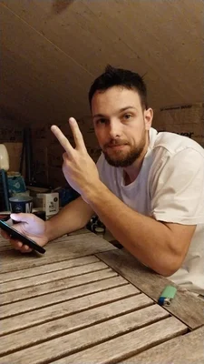 Le Palais de justice de Paris, un bâtiment monumental aux colonnes et à l'horloge.