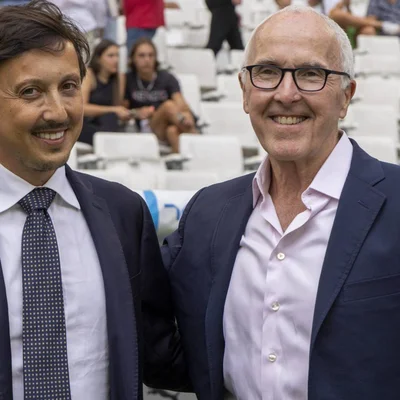 Le bus de l'Olympique de Marseille arborant le nouveau logo sous un stade.