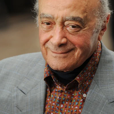 Mohamed Al-Fayed vêtu d'un blazer gris et d'une chemise à motifs.