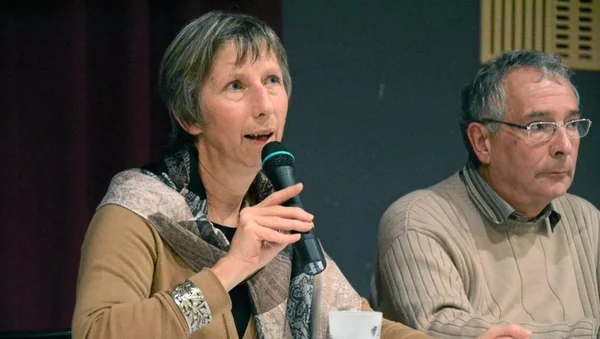 L'épouse du juge Borrel s'exprimant au micro lors d'un événement public.