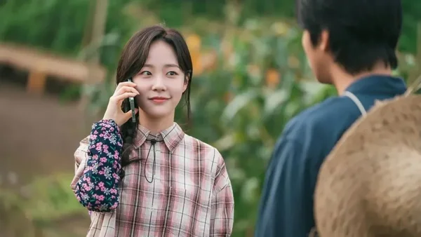 Extrait de la romance coréenne 'Sold Out on You' sur Netflix mettant en scène une discussion téléphonique entre les protagonistes.