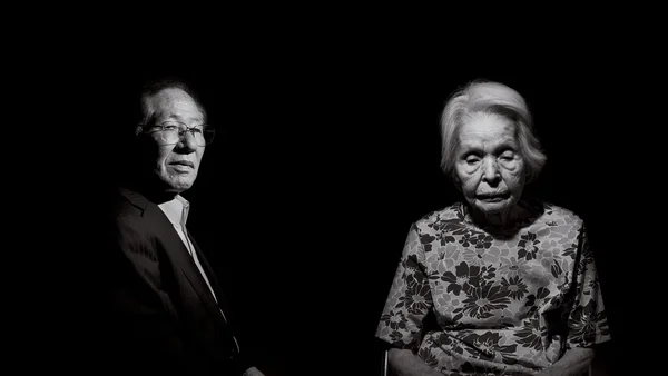 Portrait de deux survivants de la bombe atomique racontant leur histoire.