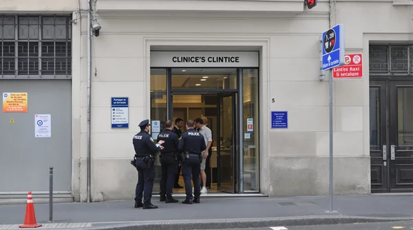 Un véhicule de la Police Nationale dépêché sur les lieux de l'incendie criminel d'une clinique esthétique parisienne.