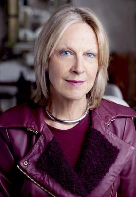 Brigitte Grésy, présidente du Haut Conseil à l'Égalité, en veste de cuir violette et collier argenté.