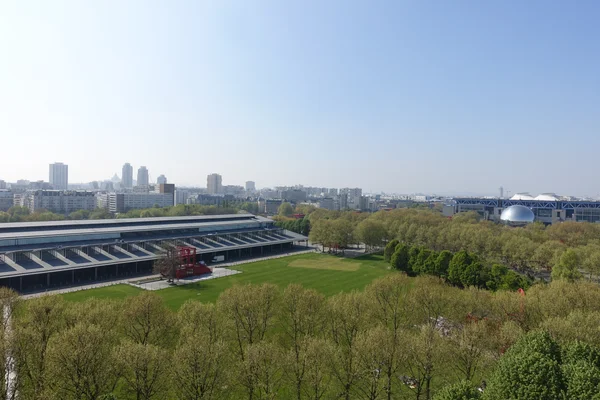 La Philharmonie de Paris avec son auditorium et ses espaces dédiés à la musique, vue depuis le parc de la Villette.