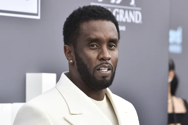 Un avocat ou prévenu examinant des preuves lors du procès de P.Diddy.