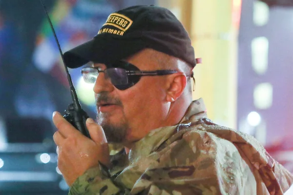 Le chef des Oath Keepers en tenue de camouflage de nuit.