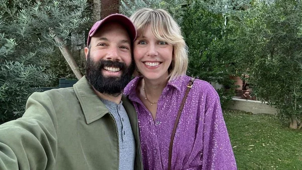 Jack Conte et une femme aux cheveux blonds souriant en extérieur dans un cadre verdoyant.