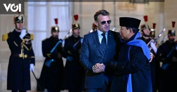 Emmanuel Macron et Prabowo Subianto discutant lors d'un dîner au palais.