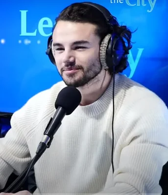 Anthony Colette devant un micro lors d'une apparition médiatique.