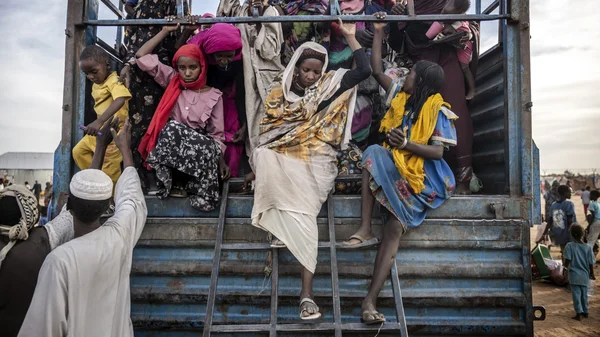 Déplacement de populations civiles à bord d'un camion au Soudan.