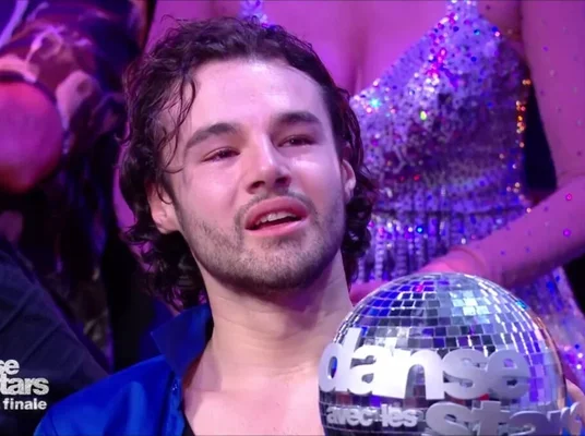 Anthony Colette avec le trophée de DALS.