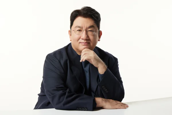Portrait de studio de Bang Si-hyuk.