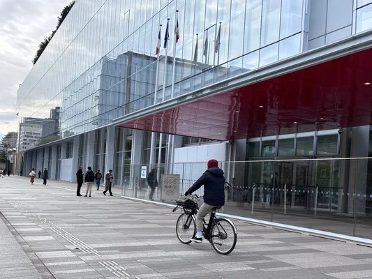 Des policiers sécurisant l'entrée de la clinique esthétique parisienne visée par plusieurs tentatives d'incendie.
