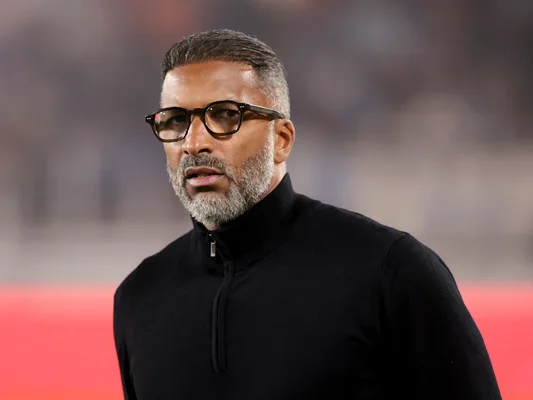 Portrait d'Habib Beye s'adressant aux supporters marseillais.