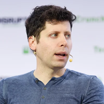 Sam Altman, PDG d'OpenAI, équipé d'un micro-casque lors d'un événement.