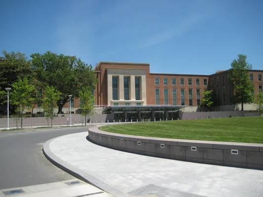 Flacon de Foundayo avec des pilules et des accessoires de pesée.
