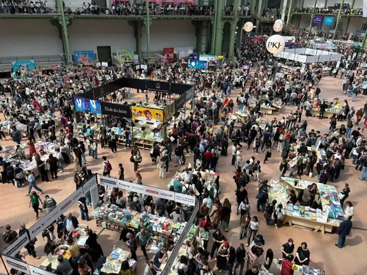 Vue d'ensemble de la forte affluence des visiteurs dans les allées du Festival du Livre de Paris.