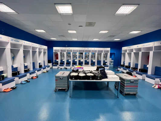 Le vestiaire de l'Olympique de Marseille prêt pour un match de l'UECL.