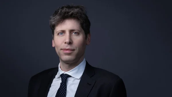Sam Altman posant pour un portrait professionnel en costume.
