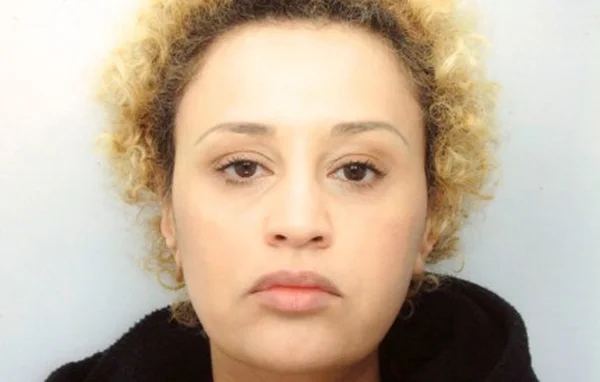 Portrait plan serré de Lââm aux cheveux blonds bouclés.