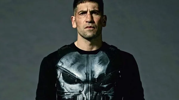 Jon Bernthal arborant l'uniforme modernisé du Punisher.