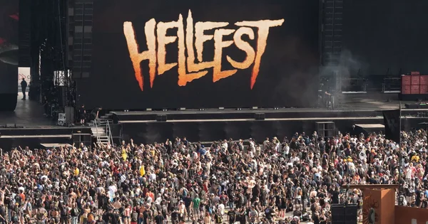 Une foule dense rassemblée au Hellfest devant la scène principale arborant le logo du festival.