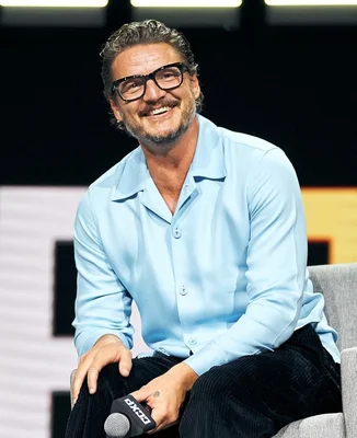 Portrait de Pedro Pascal s'exprimant avec un microphone.
