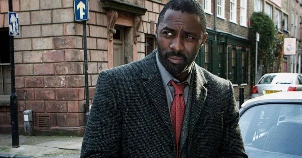 Idris Elba dans une scène de rue pour le long-métrage Luther.