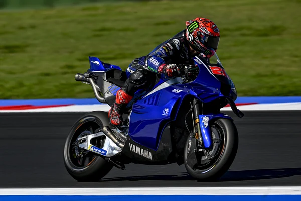 Fabio Quartararo testant la nouvelle Yamaha V4 en action.